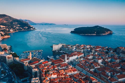 Vista Aérea De Una Ciudad Y Una Isla