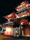 新加坡唐人街的佛牙寺在夜间点亮，展示着传统建筑
