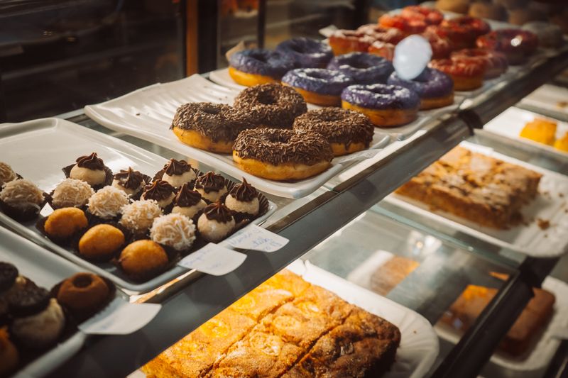 Assortiment coloré de viennoiseries et pâtisseries en vitrine — aperçu du site Chez Pépin