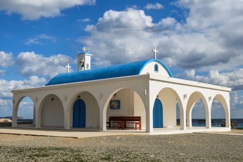 Igreja Pintada De Branco E Azul Sob O Céu Azul