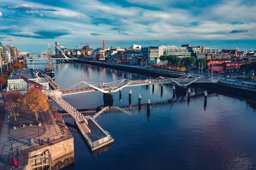 Gratis Puente Bajo El Cielo Azul Foto de stock