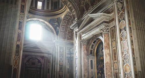 Intérieur D'église Beige Et Blanc