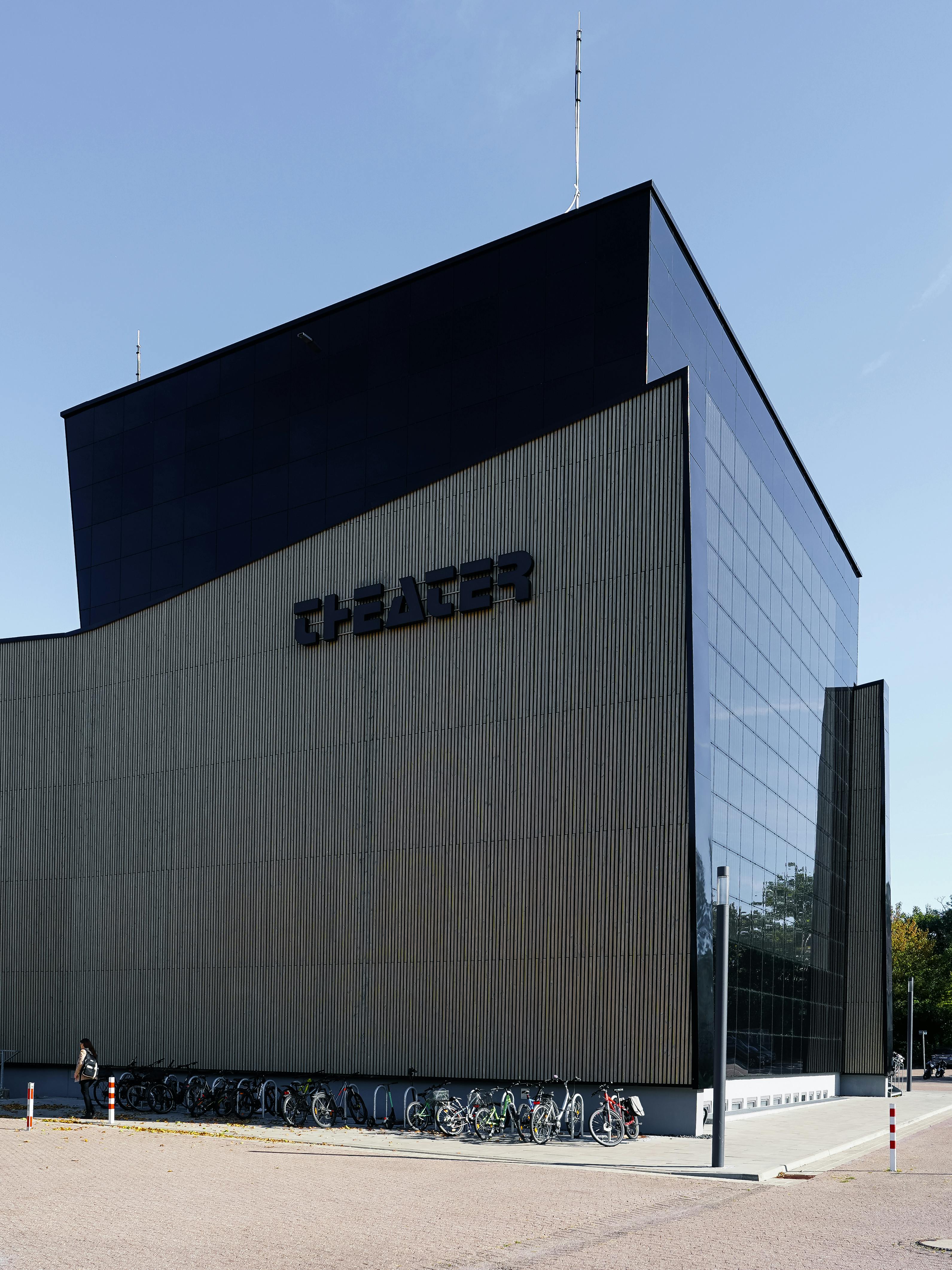 Ilmainen Nykyaikainen teatterirakennus Uelzenissä, Saksassa, esittelee modernia arkkitehtuuria. Kuvapankkikuva