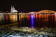 夜晚，莱茵河对岸的科隆大教堂和霍亨索伦桥灯火通明，景色令人惊叹