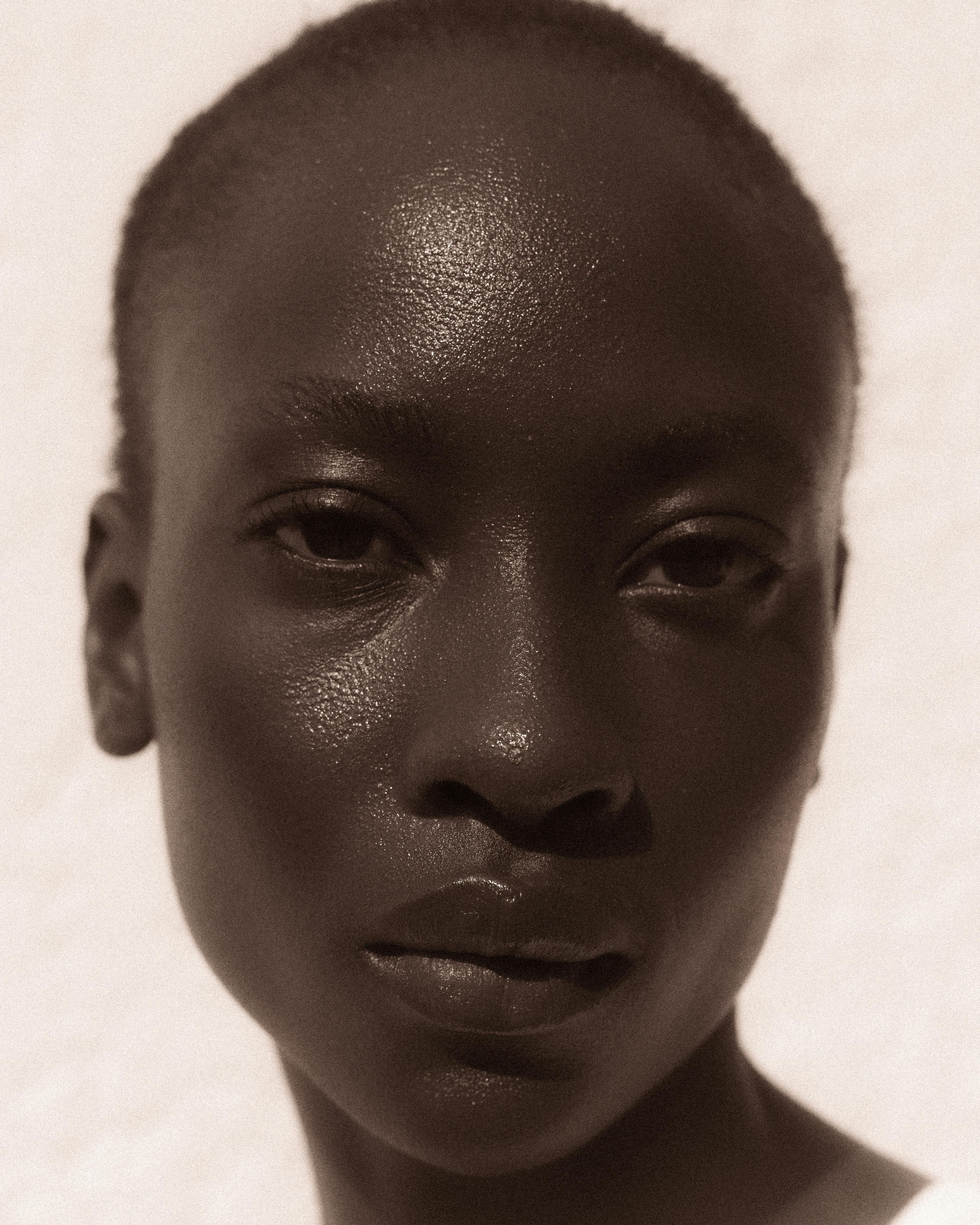 Free Captivating portrait of a Black model in Lagos, showcasing beauty and elegance with a minimalistic style. Stock Photo