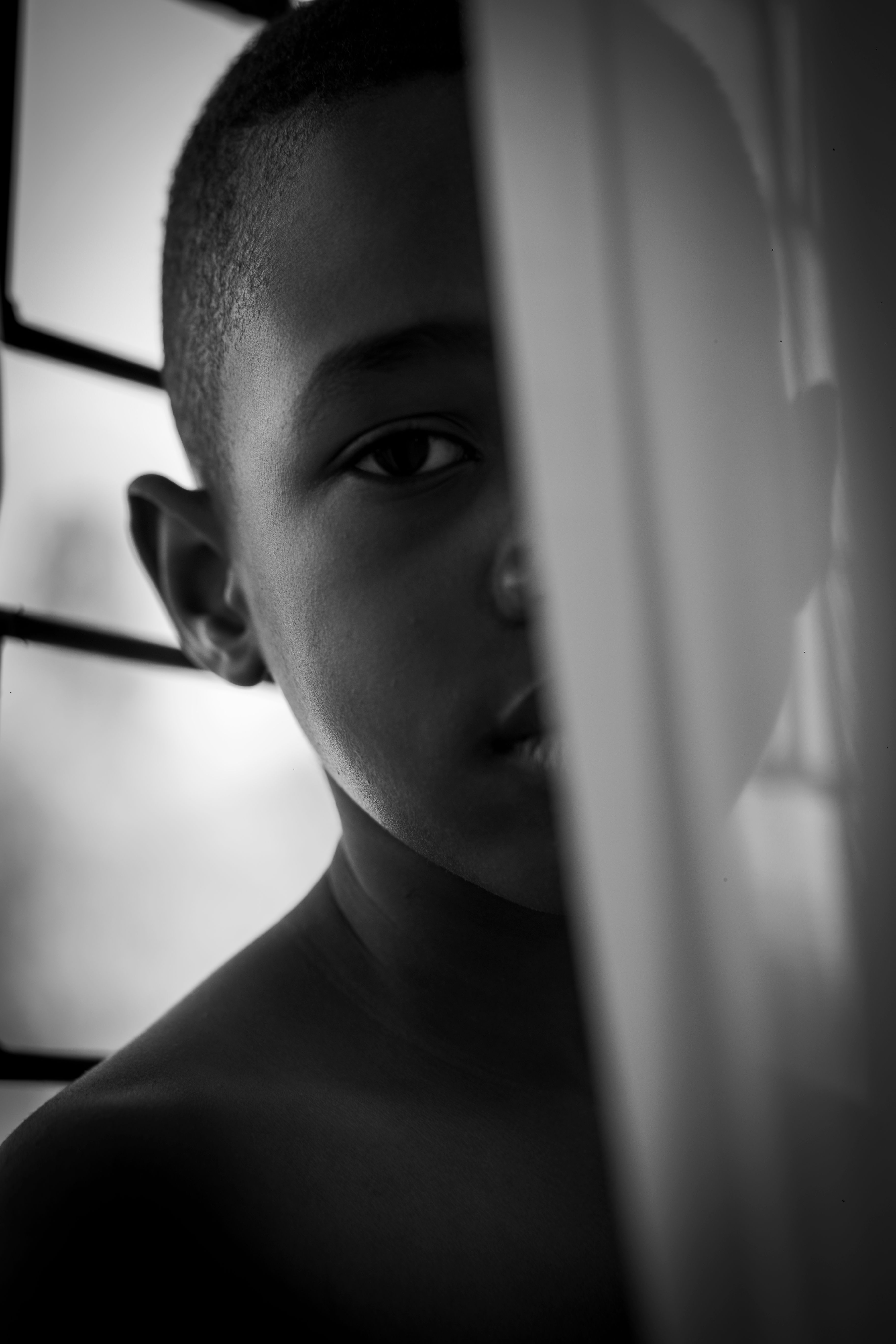 Retrato En Blanco Y Negro De Un Niño Pequeño · Foto de stock gratuita