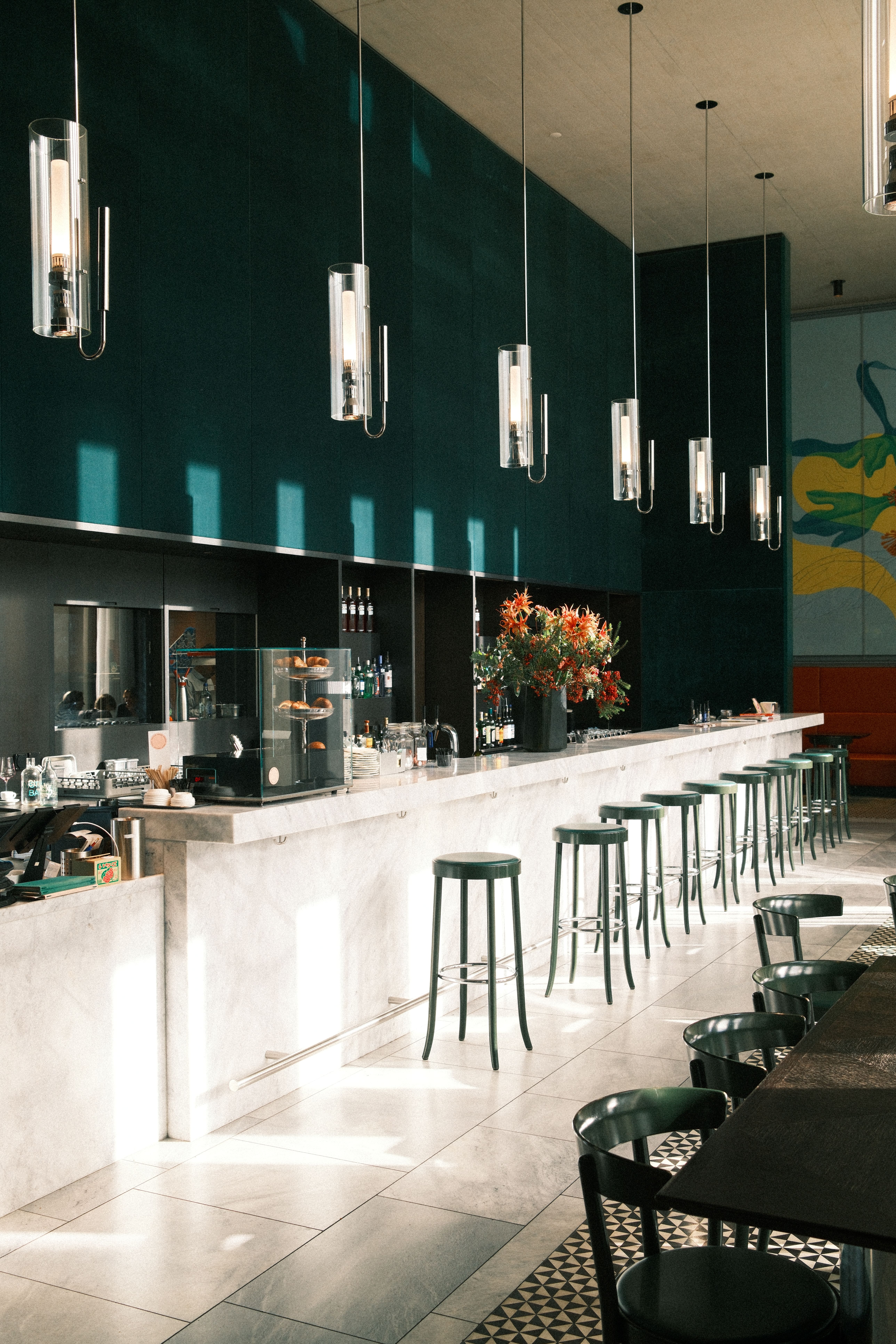 Interior De Café Moderno E Elegante Com Banquetas De Bar. · Foto ...