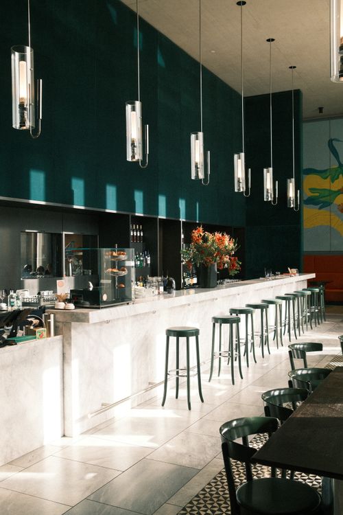 Interior De Café Moderno E Elegante Com Banquetas De Bar. · Foto ...