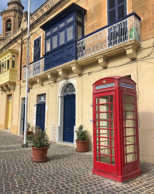 Darmowe zdjęcie z galerii z bariera morska, błękitne niebo, budka telefoniczna