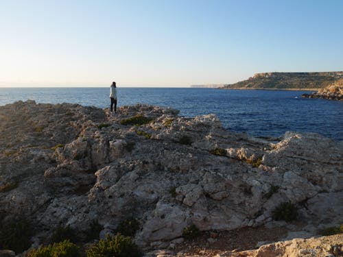 Gratis arkivbilde med blå himmel, blå sjø, cliff edge