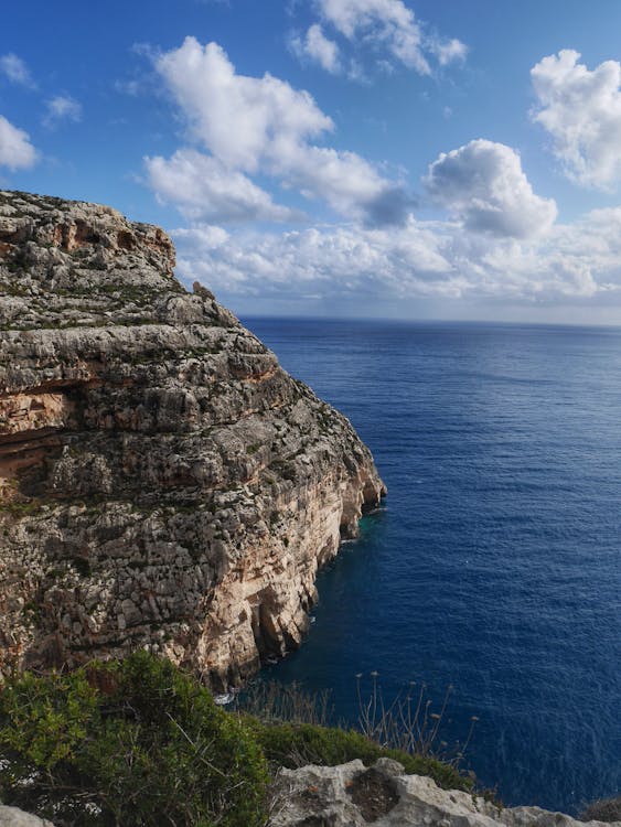 Gratis lagerfoto af blå hav, blå himmel, cliff edge