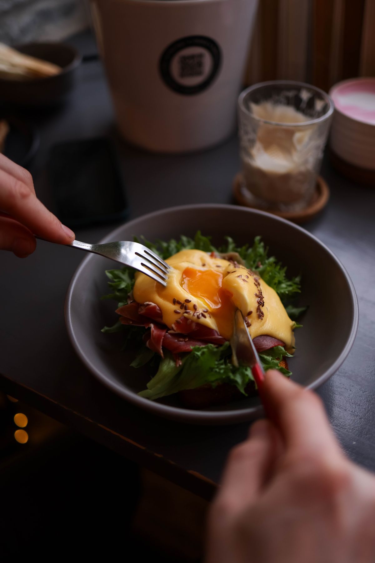Œufs Bénédicte aux épinards, bacon et hollandaise