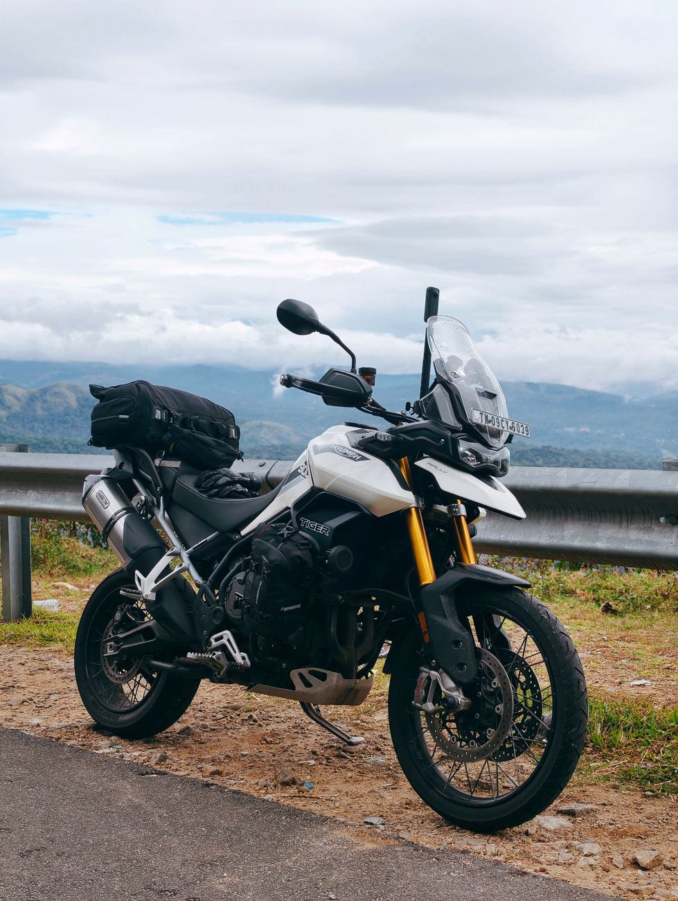 Bagagerie souple ou valises rigides pour roadtrip moto en Europe - illustration