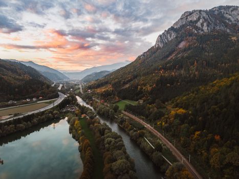 Elegante Naturszene mit Berge & Sonnenuntergang