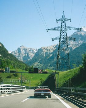 Bezaubernde Automobil-Aufnahme mit Berge & Straße