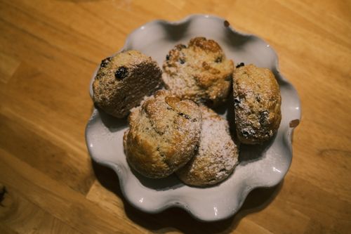 Free Close-up of freshly baked scones with sugar dusting in a ceramic bowl. Stock Photo