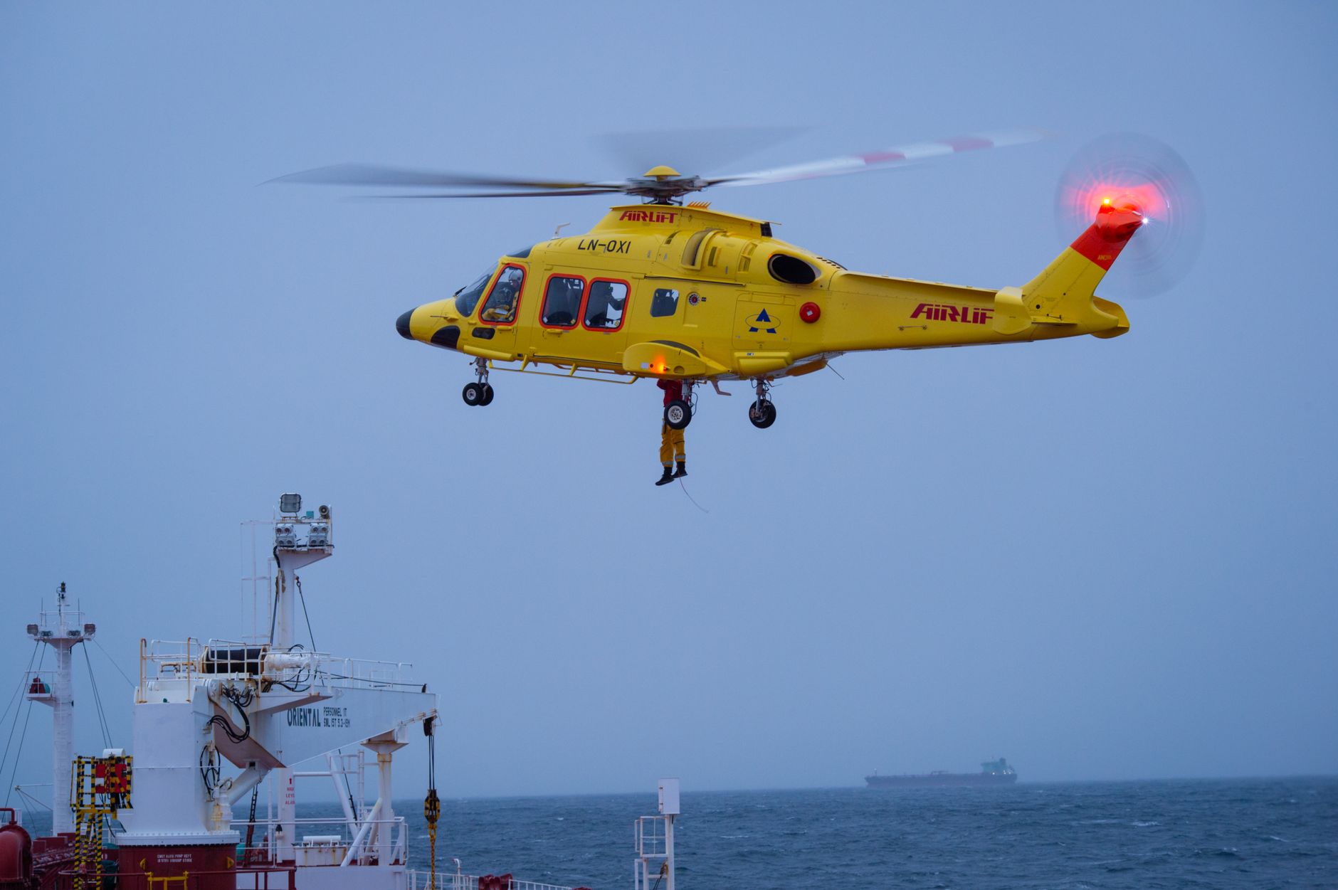 Kuzey Denizi'nde açık deniz platformuna iniş yapan helikopter