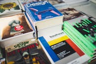 这些设计类和文学类书籍丰富多彩，非常适合艺术爱好者和漫画爱好者