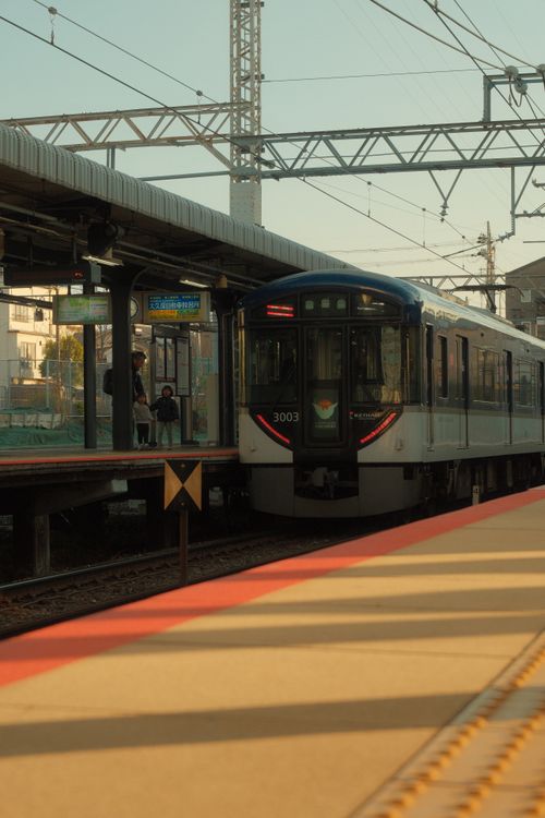 Free A commuter train arrives at a platform in Kyoto, Japan, capturing urban transit. Stock Photo
