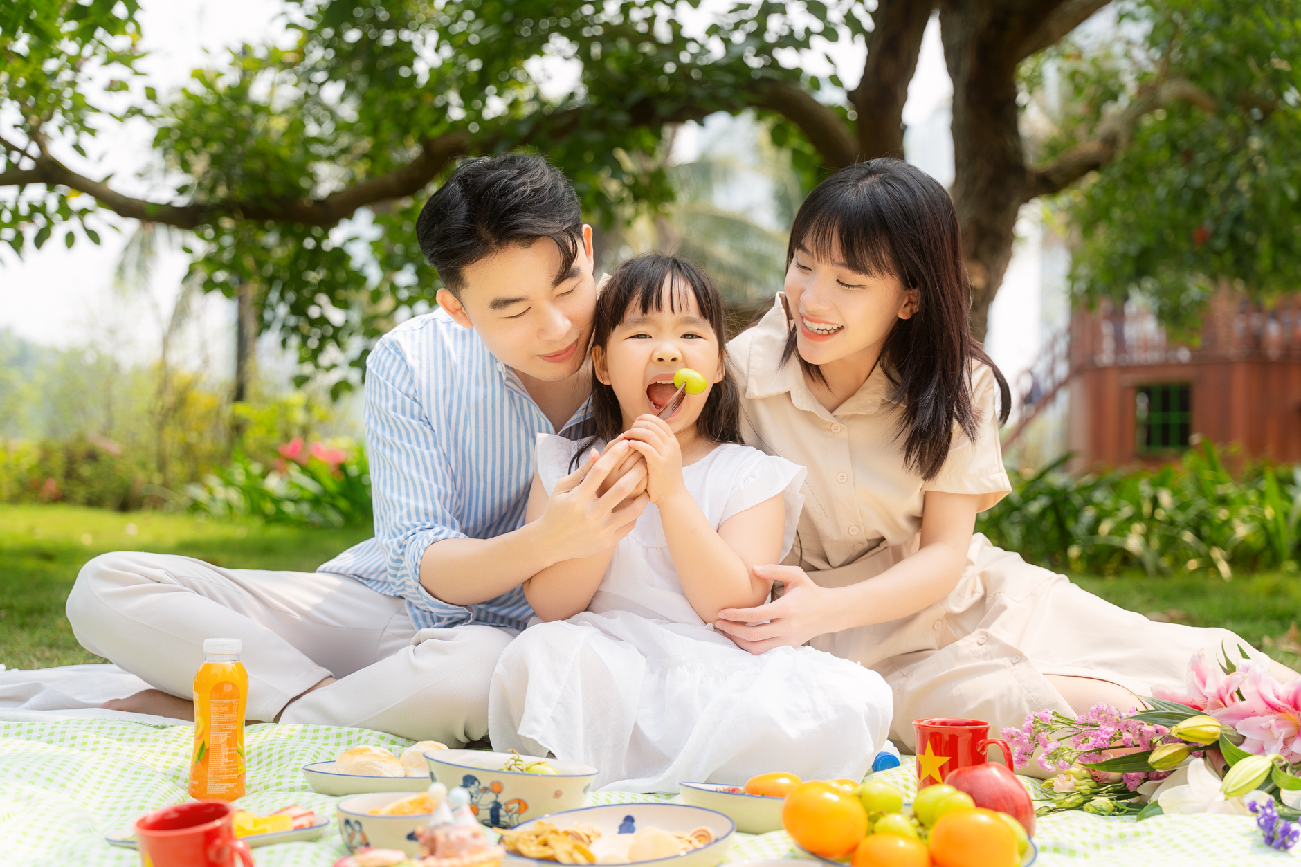 2026년 5월 5일 어린이날을 맞이하여 공원에서 아이들이 뛰어노는 모습과 가족이 함께 즐거워하는 장면