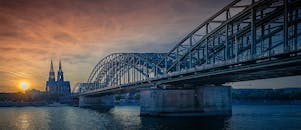 霍亨索伦桥和科隆大教堂在莱茵河日落时分