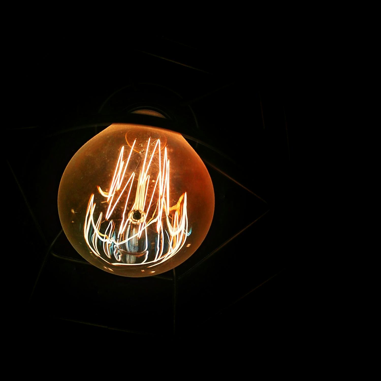 Personne lisant un journal, symbolisant la consommation d'information.