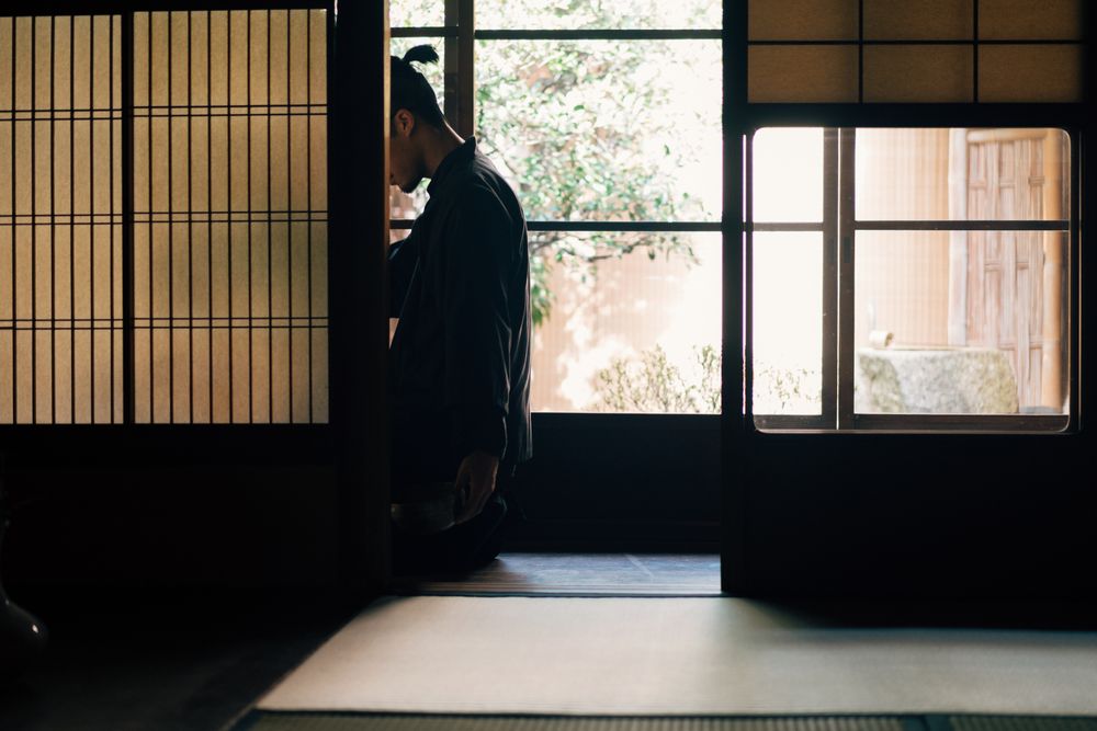 障子のある静かな部屋で過ごす様子