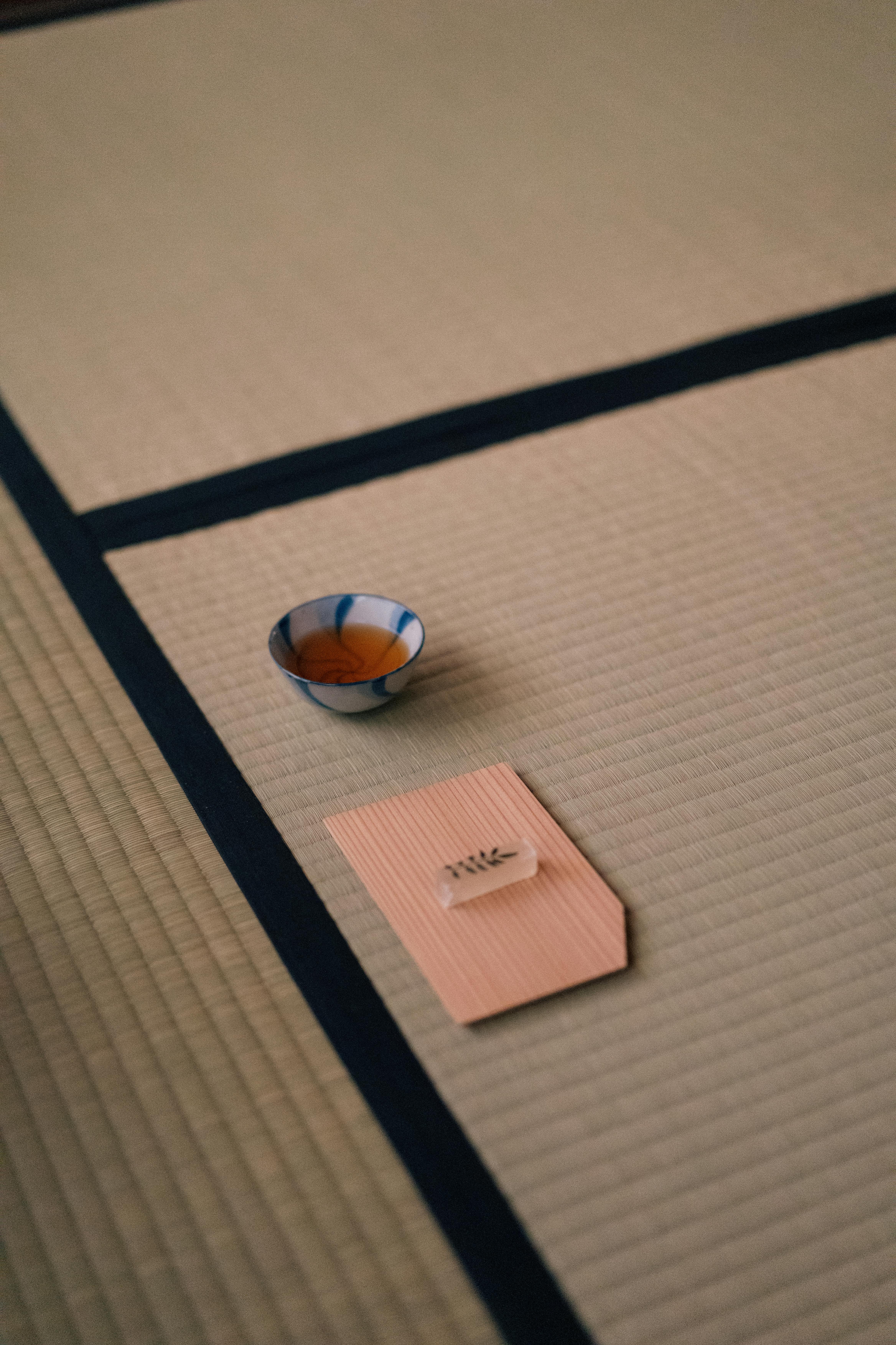 De franc Una habitació minimalista japonesa de tatami amb una tassa de te, que desprèn calma i estètica tradicional. Foto d'estoc