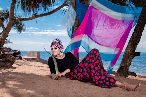 Wanita Berpose Dekat Pantai