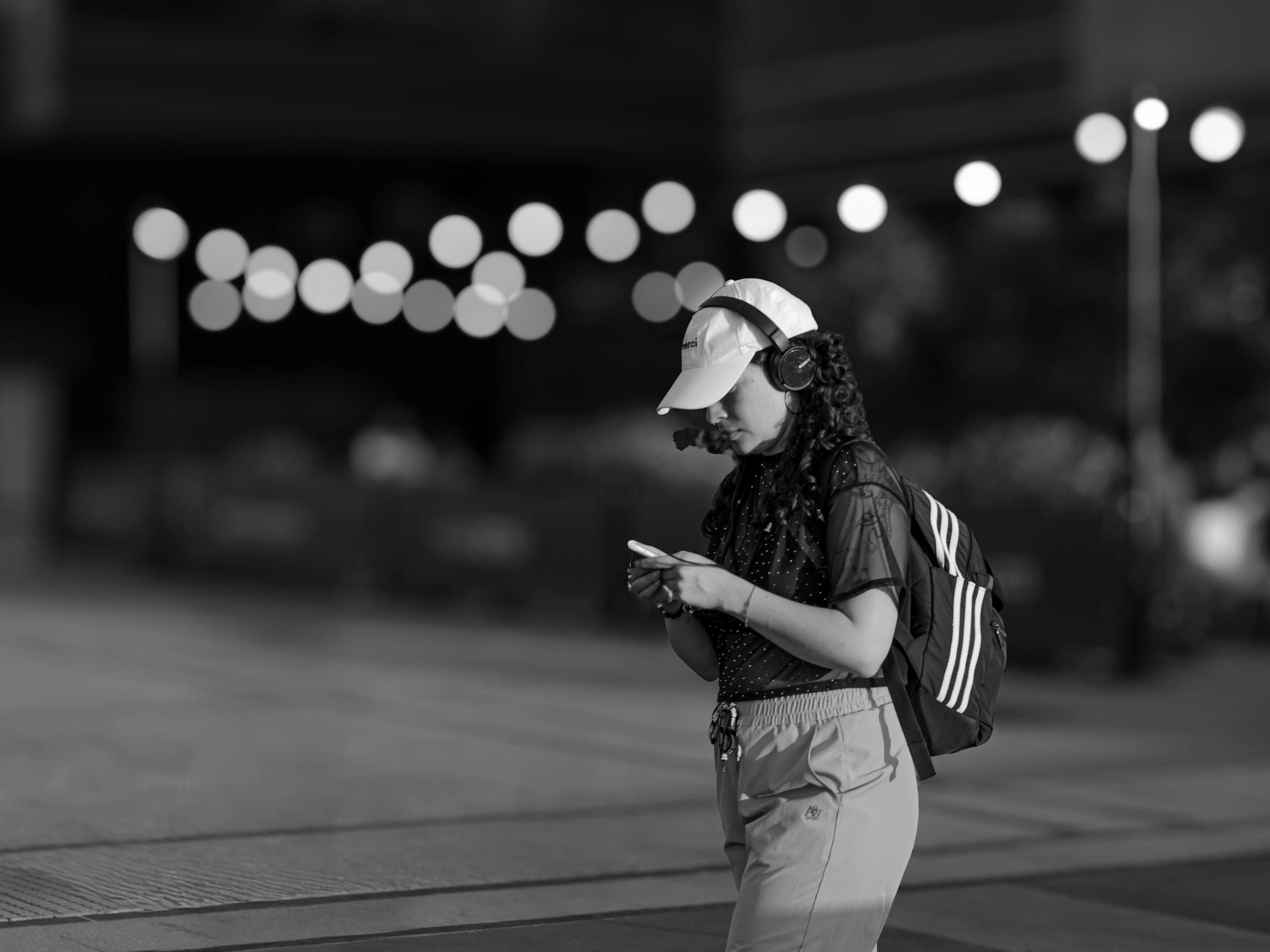 bezplatná Mladá žena Poslouchá Hudbu Se Sluchátky Základová fotografie