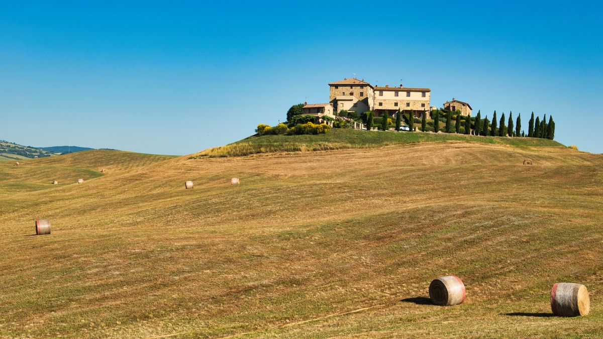 Casă de fermă din piatră între dealurile ondulate ale Toscanei, cazare tipică de agroturism