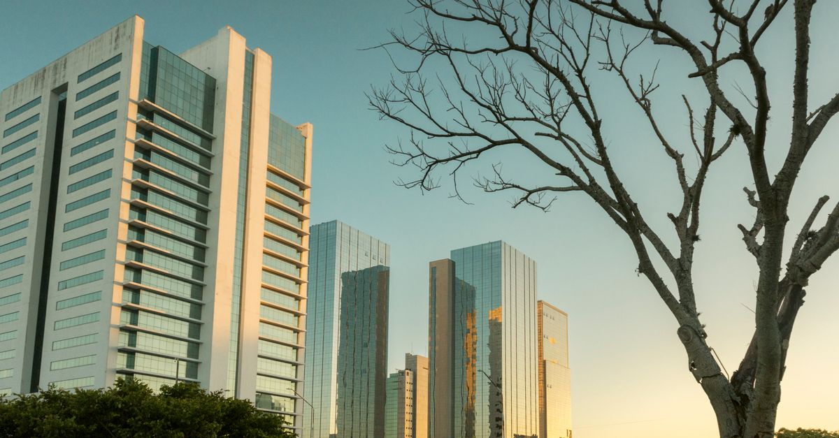Arranha-céus de Porto Alegre ao pôr do sol — engenharia elétrica predial para torres e edifícios