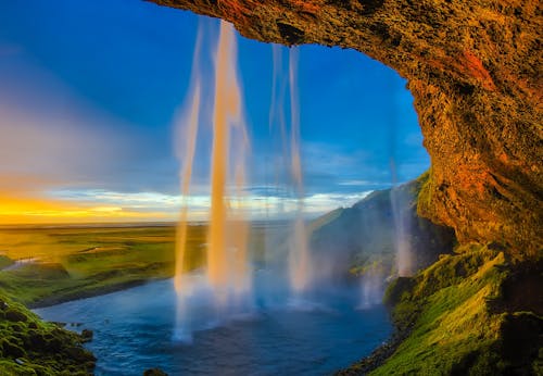 Brown Rocky Mountain Dengan Air Terjun