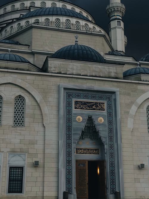 Free A stunning view of a mosque's facade showcasing intricate Islamic architecture and design. Stock Photo