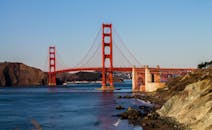 以宁静的海洋为背景，旧金山金门大桥展现出壮丽景色