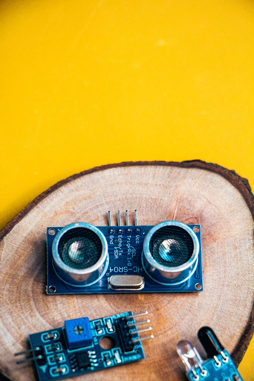 Holographic Displays vs AR Headsets: Which is the Future of Visual Tech?