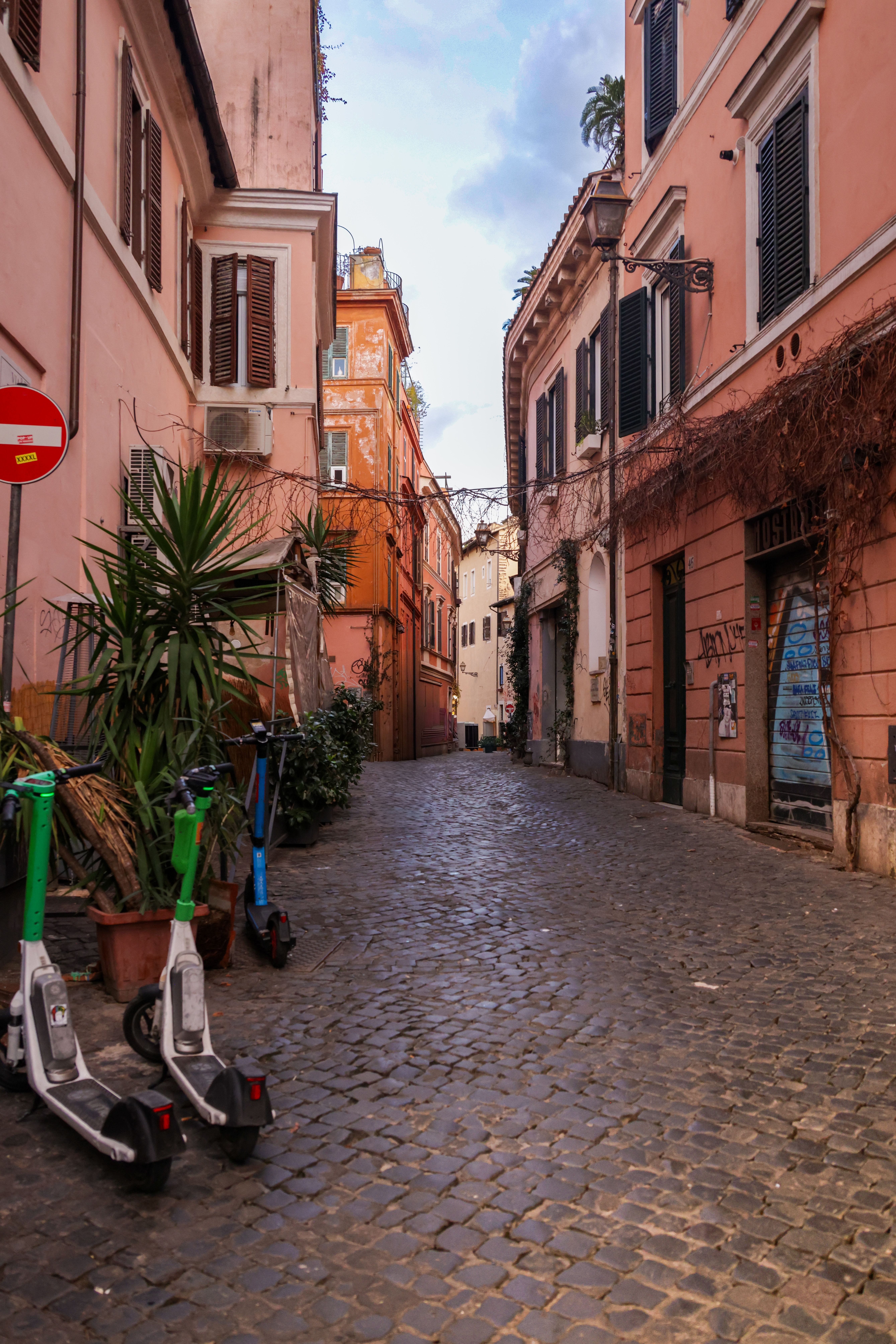 Charming Cobblestone Street in Historic Rome · Free Stock Photo