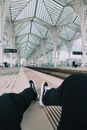 一个人在里斯本未来的火车站里放松，展现出现代建筑的风貌