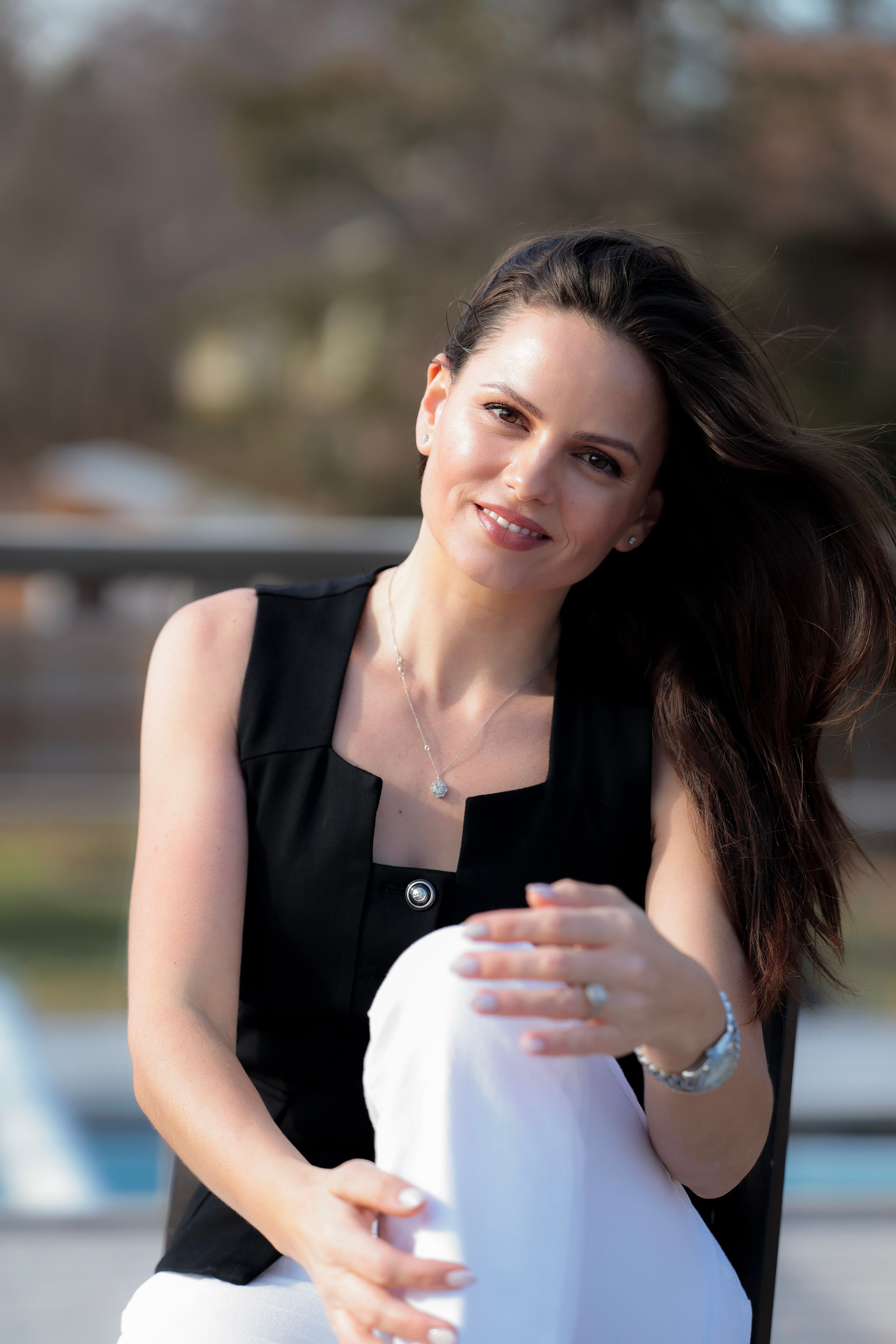 Outdoor portrait of smiling woman in casual attire · Free Stock Photo