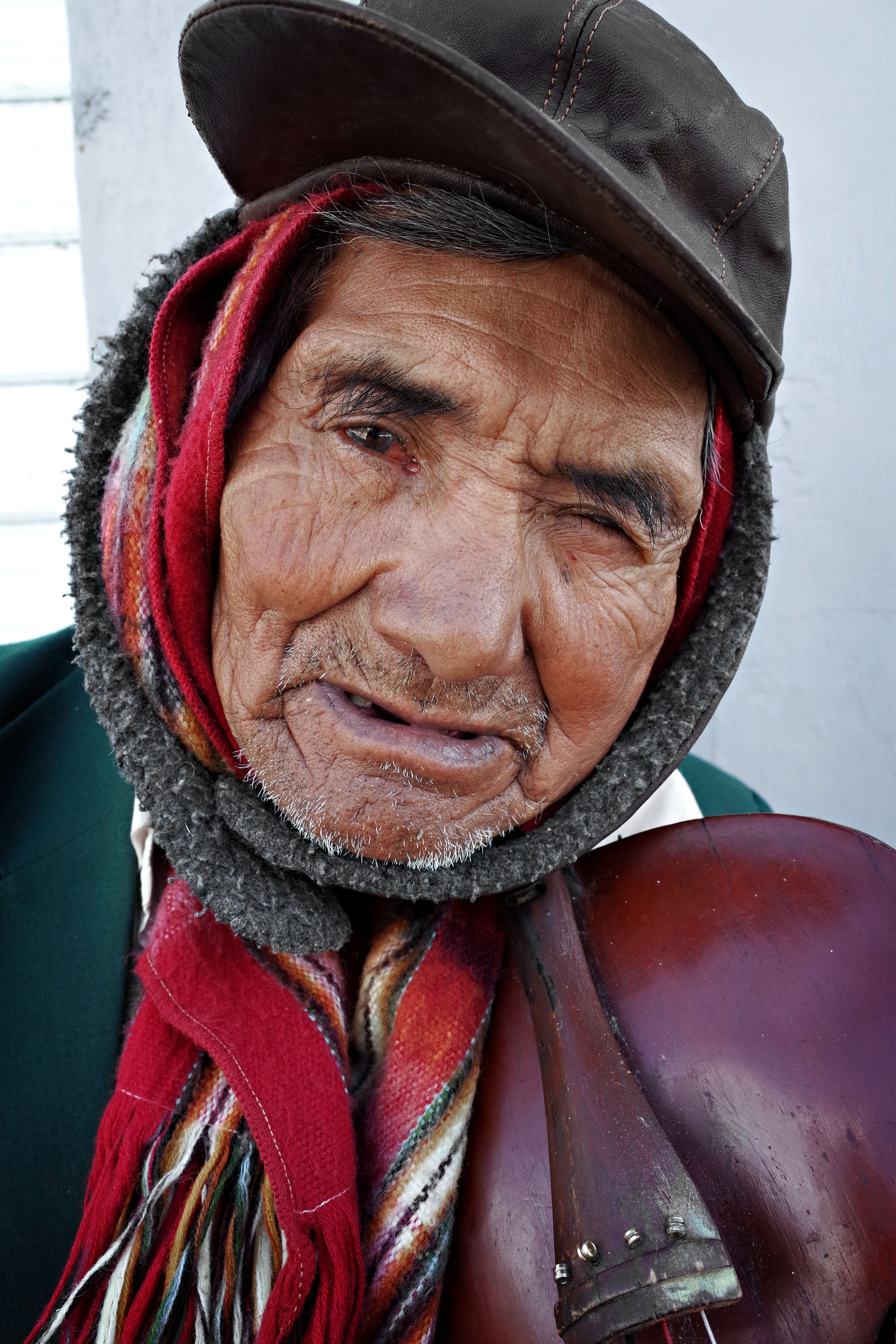 Anciano Con Violín Y Bufanda Colorida · Foto de stock gratuita