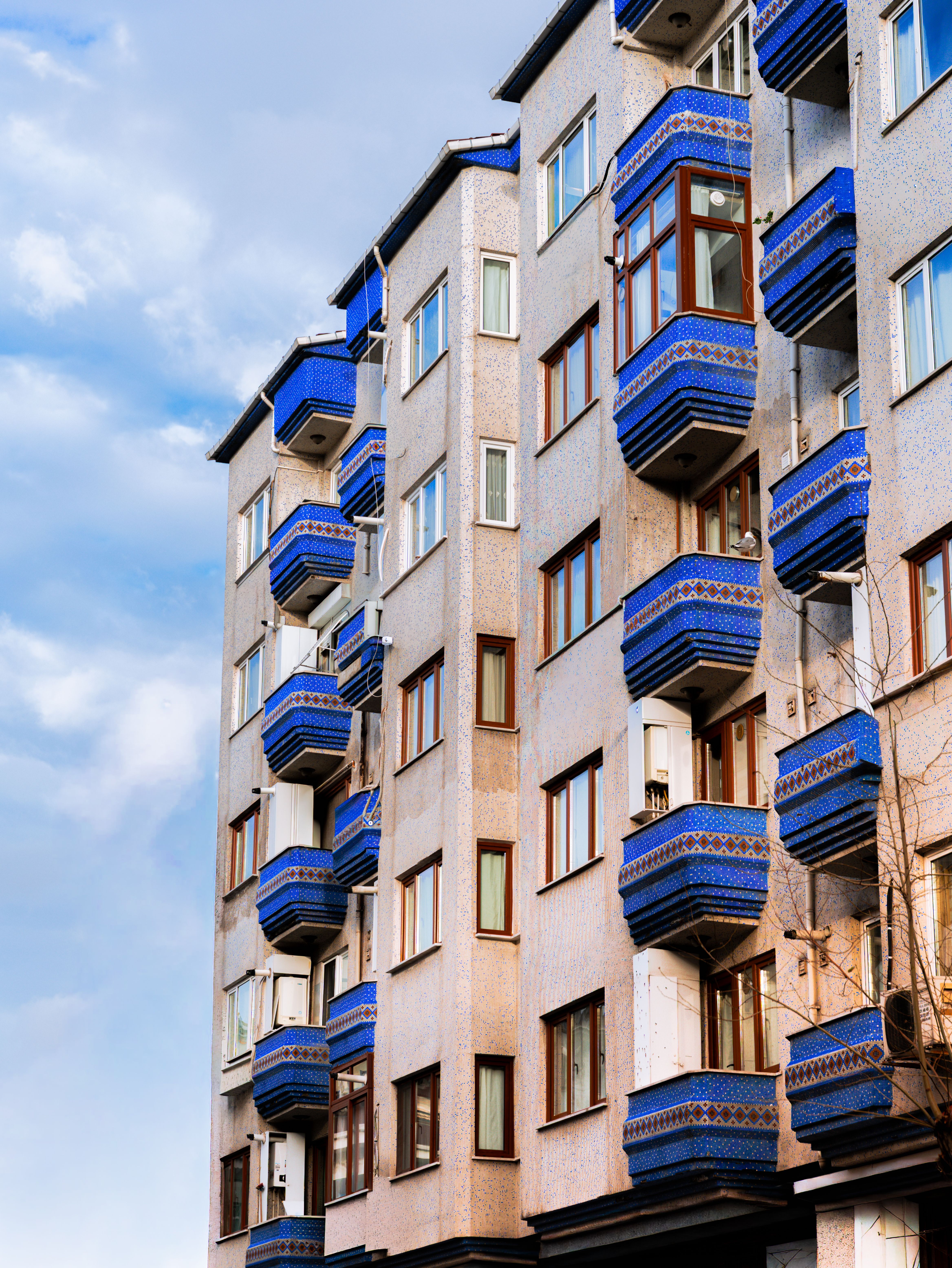 Edificio Moderno Con Balcones Azules. Vista Exterior. · Foto de stock ...