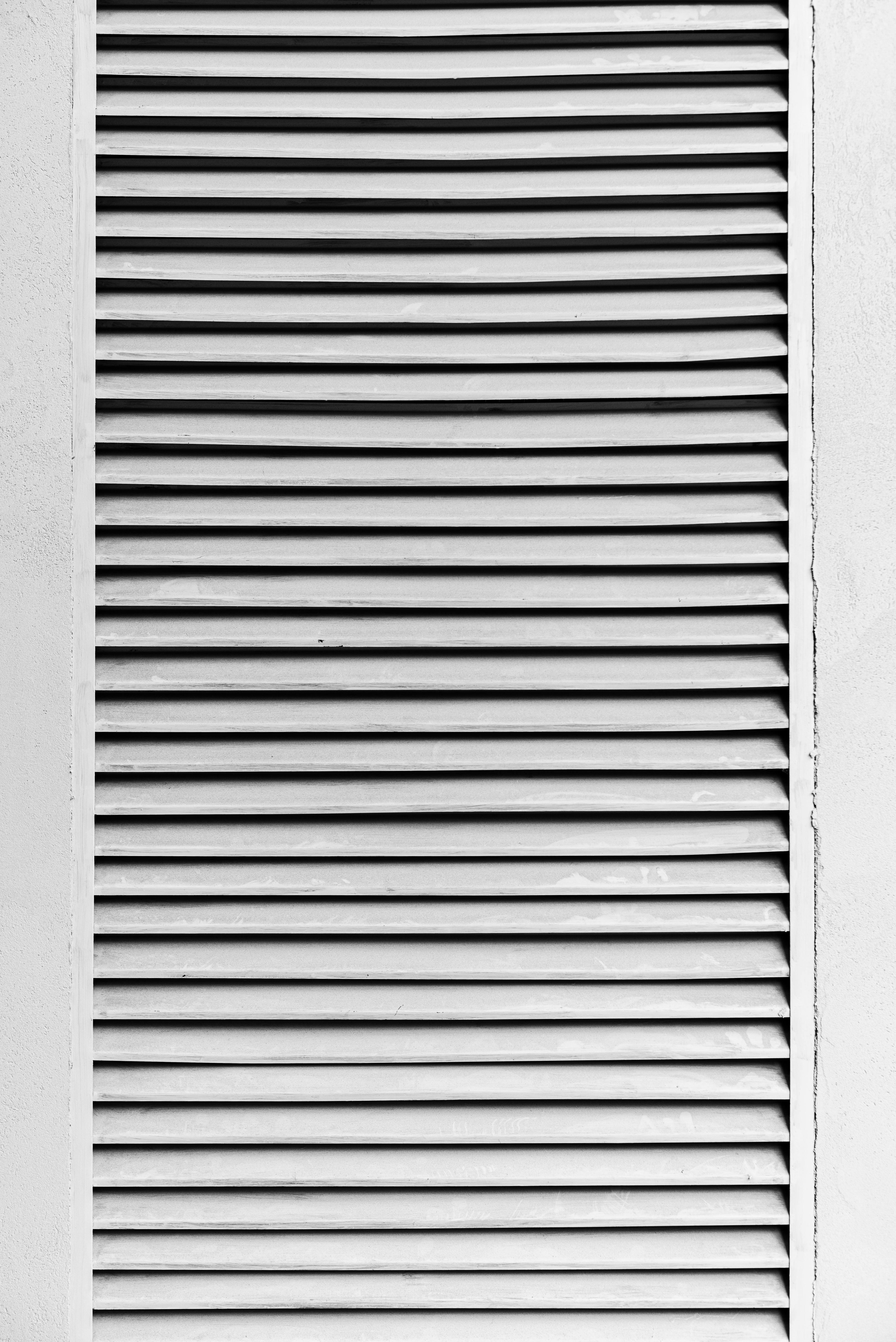 Gratis Fotografía en blanco y negro de un panel con rejilla que muestra líneas y texturas de alto contraste. Foto de stock