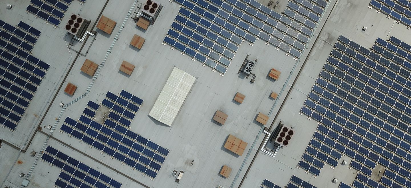 Tetto industriale con impianto fotovoltaico visto dall'alto