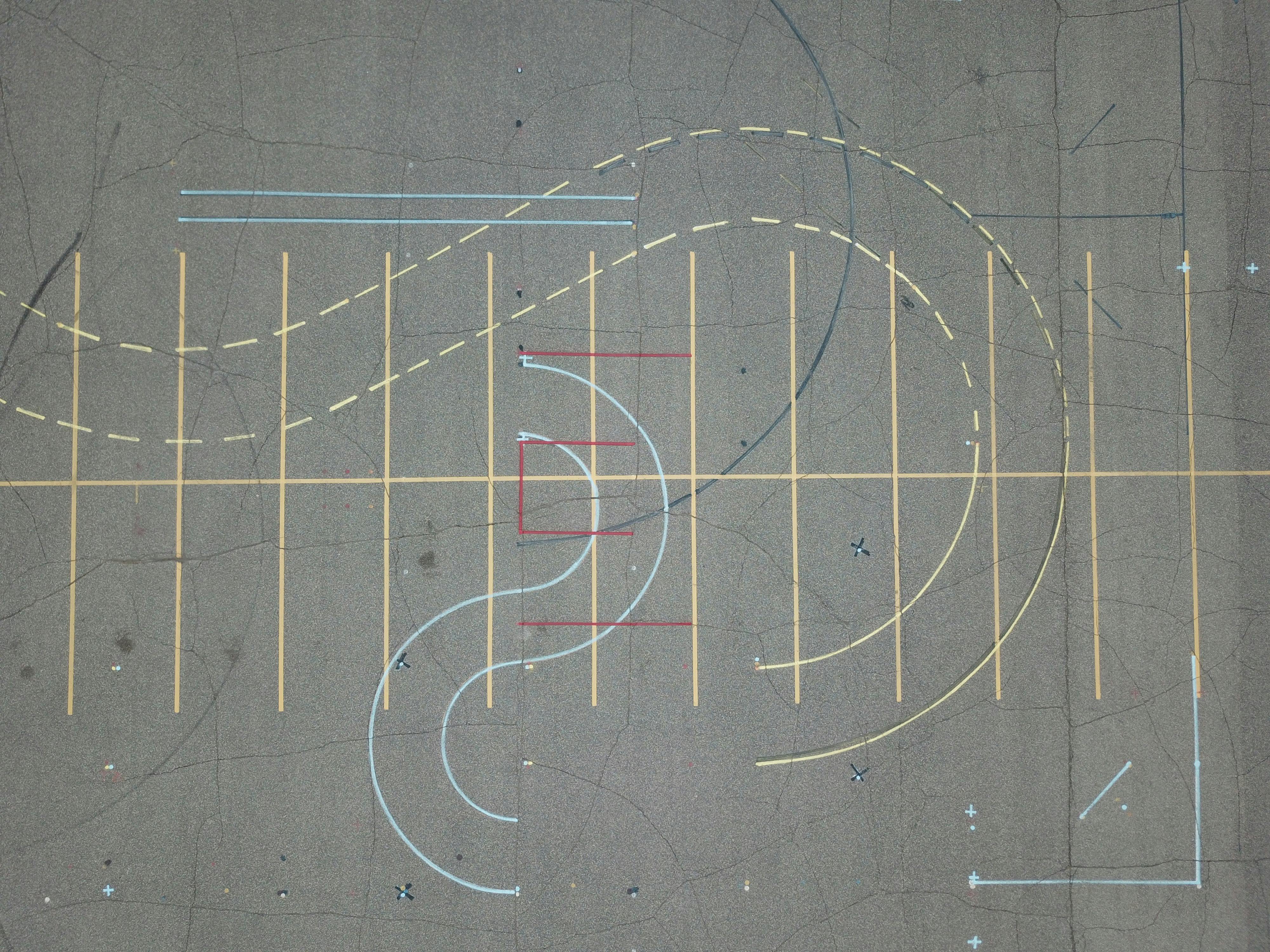 Gratuit O fotografie de sus în jos a marcajelor rutiere abstracte colorate pe asfalt uzat. Fotografie de stoc