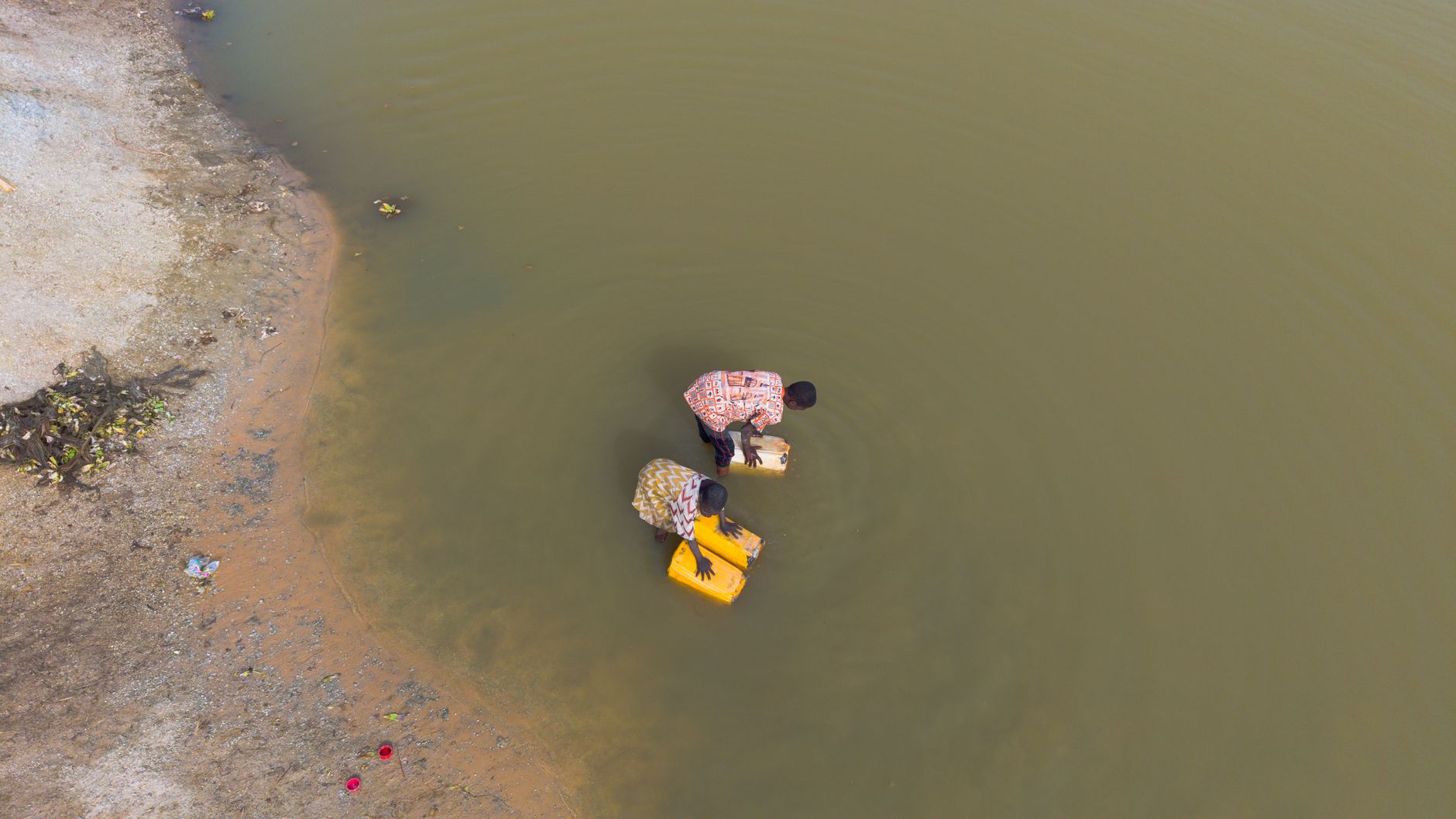 Aksi Peduli Lingkungan: Puluhan Mahasiswa Bersihkan Sampah di Hulu Sungai Citarum