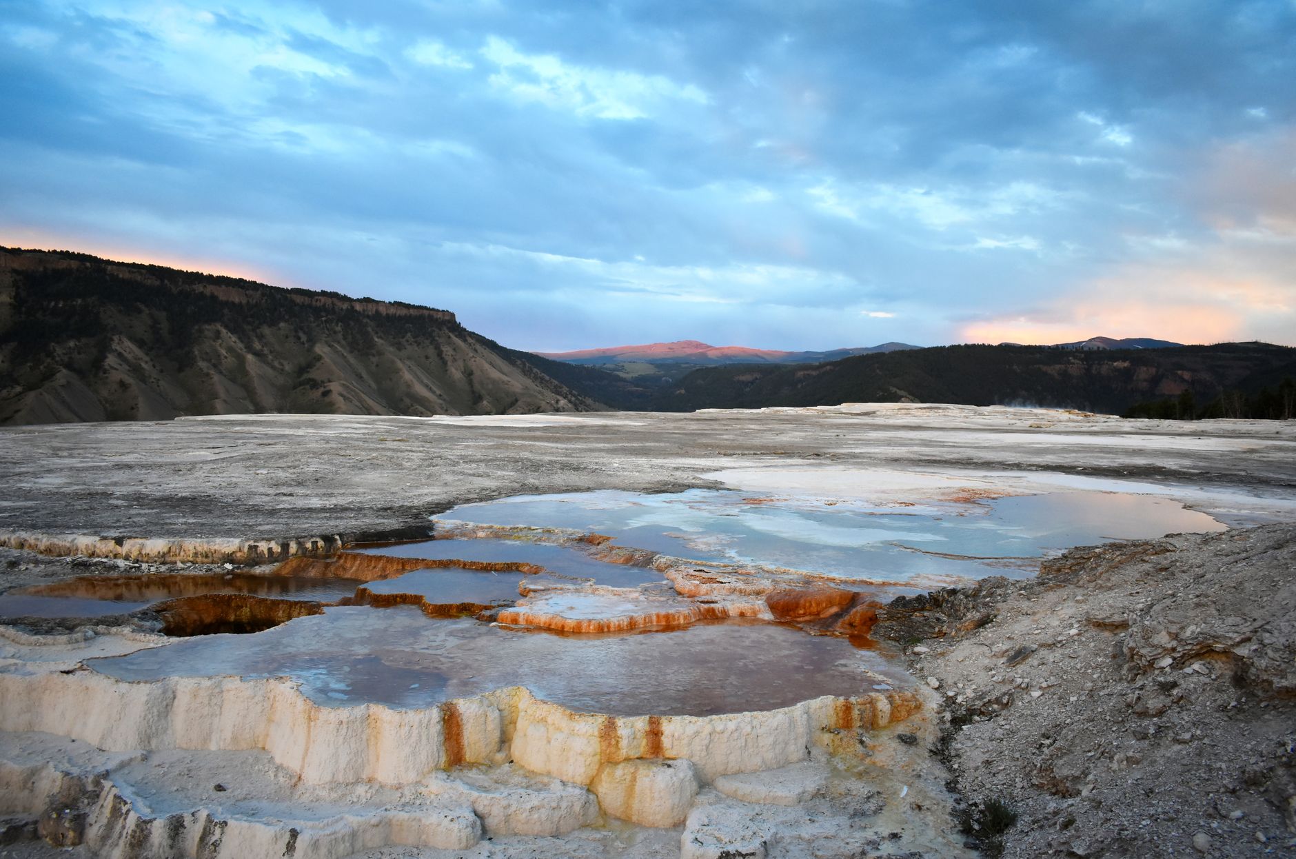 The Ultimate US Hot Springs Guide: From Wild Wilderness Soaks to Luxury Mineral Spas