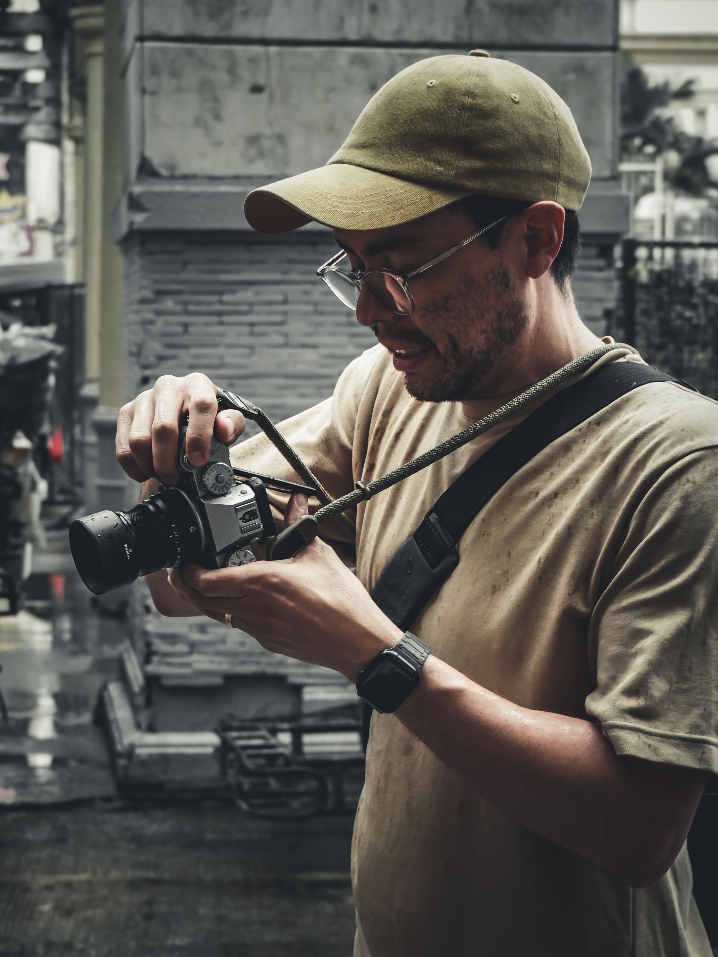 Photographing Summer Markets Without Awkwardly Blocking the Crowd — read the flow before you lift the camera