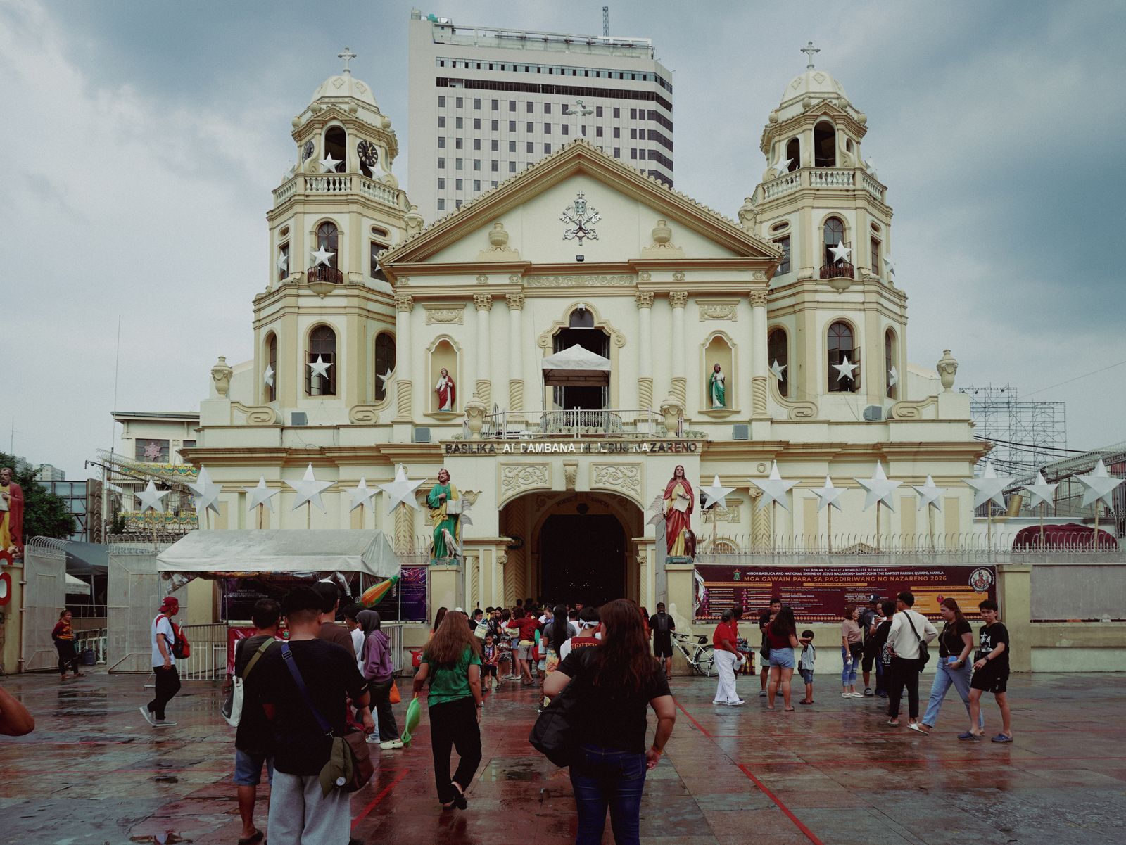Crowd gathering at Quiapo Church, Manila · Free Stock Photo
