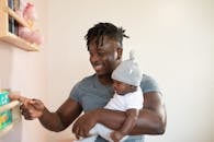 父亲在舒适的环境中与婴儿温馨地建立联系