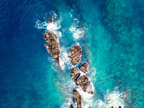 航拍镜头令人惊叹地展示了印度尼西亚亚齐充满活力的蓝色海水和岩石海岸线